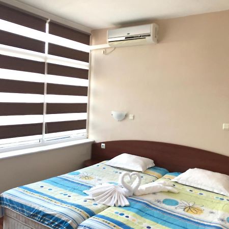 Red House Guest House เนเซบาร์ ภายนอก รูปภาพ