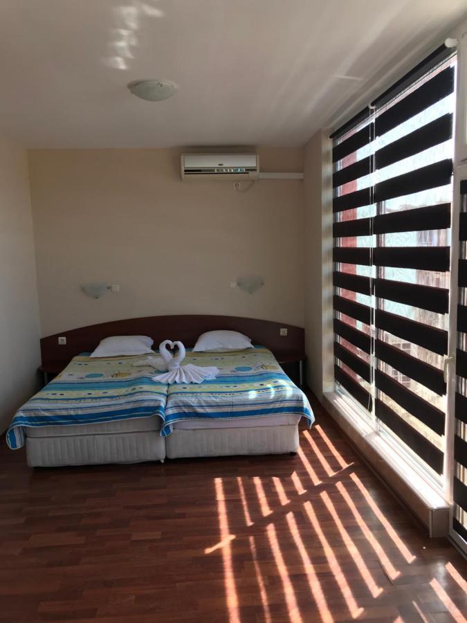 Red House Guest House เนเซบาร์ ภายนอก รูปภาพ