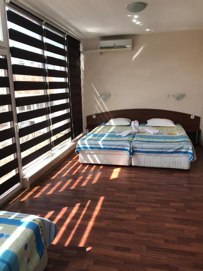 Red House Guest House เนเซบาร์ ภายนอก รูปภาพ