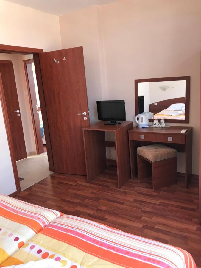 Red House Guest House เนเซบาร์ ภายนอก รูปภาพ