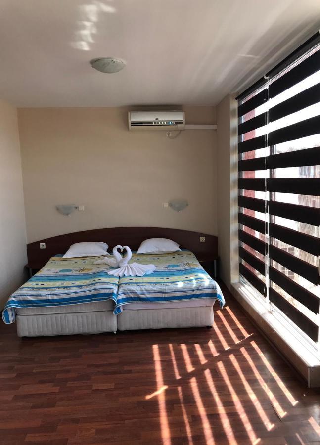 Red House Guest House เนเซบาร์ ภายนอก รูปภาพ