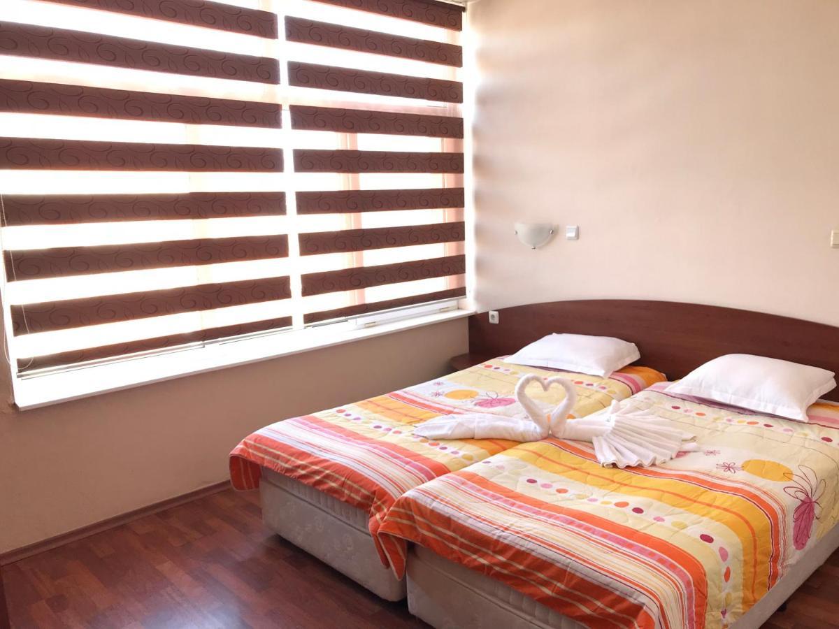 Red House Guest House เนเซบาร์ ภายนอก รูปภาพ