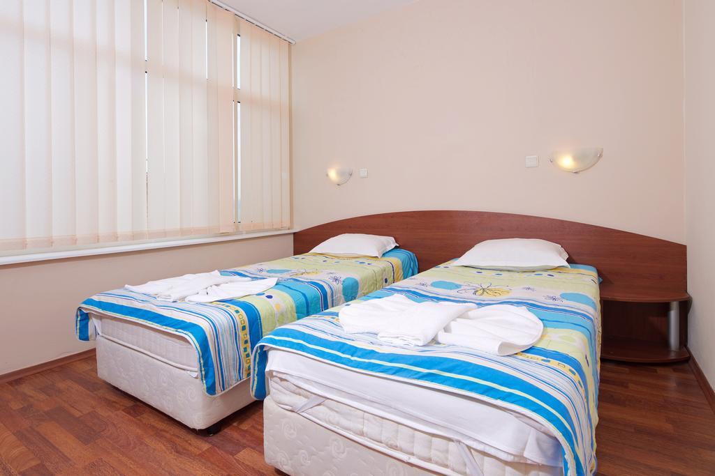 Red House Guest House เนเซบาร์ ห้อง รูปภาพ