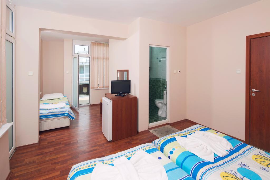 Red House Guest House เนเซบาร์ ภายนอก รูปภาพ