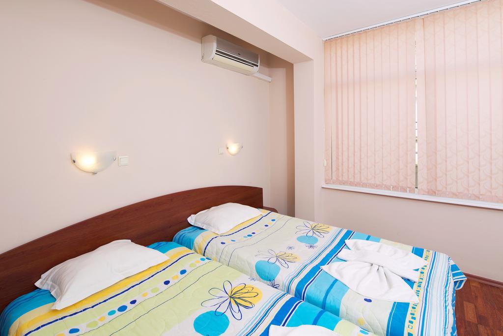 Red House Guest House เนเซบาร์ ห้อง รูปภาพ