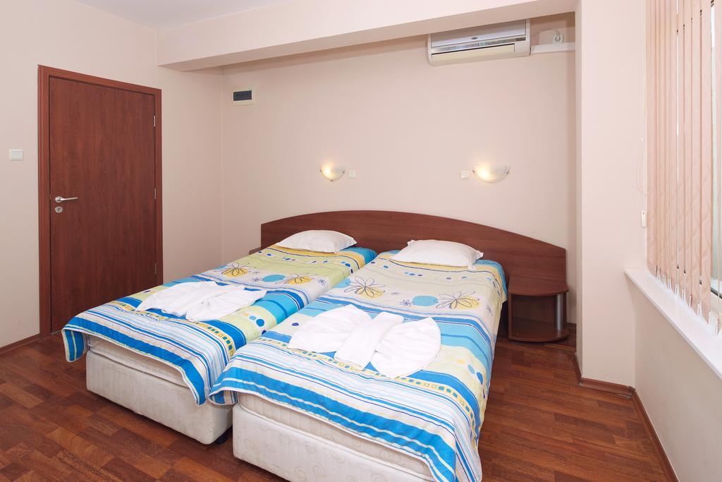 Red House Guest House เนเซบาร์ ภายนอก รูปภาพ