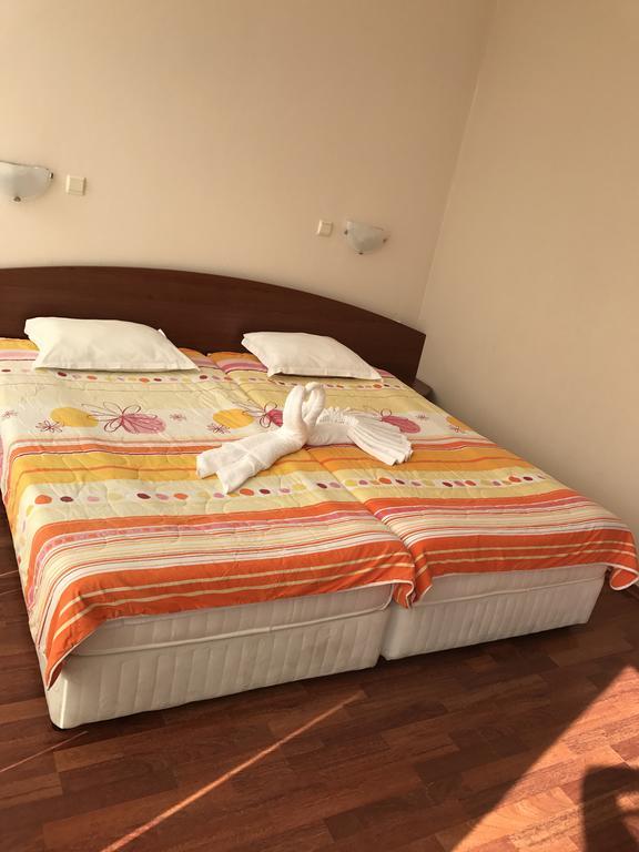 Red House Guest House เนเซบาร์ ภายนอก รูปภาพ